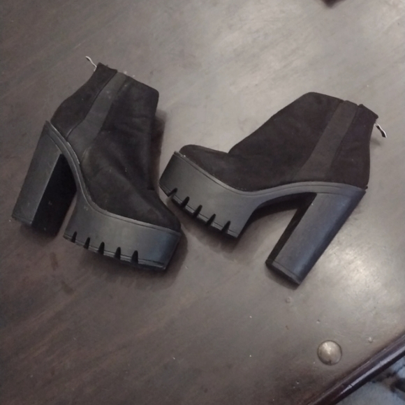 Black suede ankle boot - Picture 1 of 4